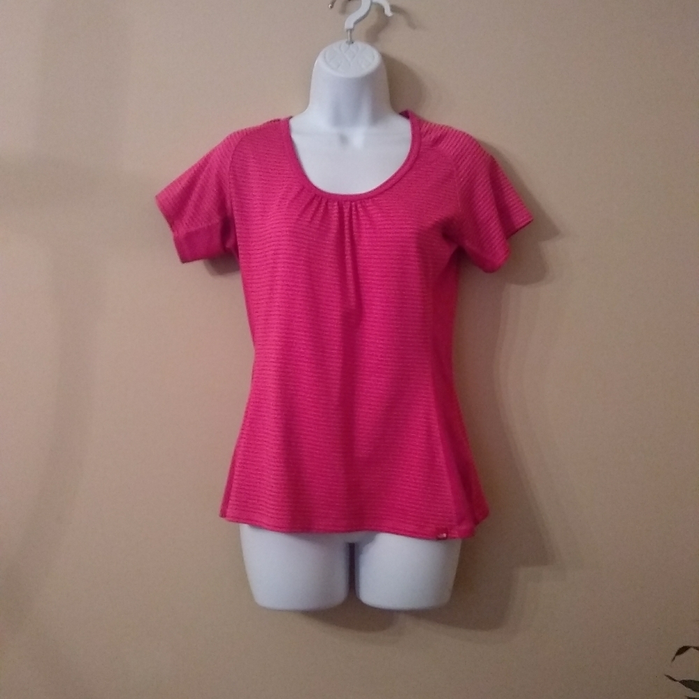 🌻 3/$15 North face fuschia athletic top